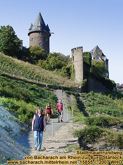 Stadtmauerrundweg entlang der Burg Stahleck bei Bacharach am Rhein.