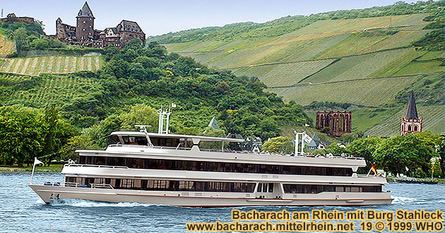 Rheinschifffahrt bei Bacharach am Rhein mit Burg Stahleck, Ruine der Wernerkapelle und Peterskirche. Foto